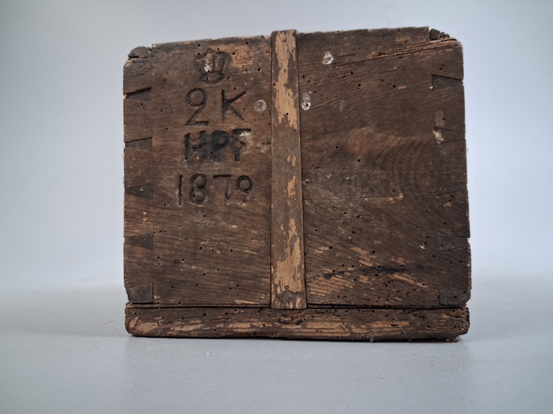 Krönt trämått, Allmoge, Kronmått. 2K 1879.