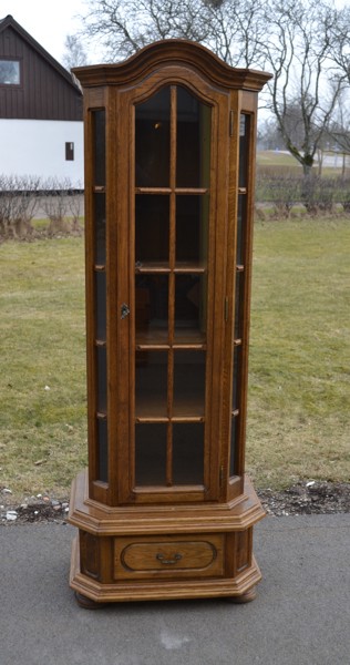 Vitrinskåp. Carpati, 1900-talets senare hälft.