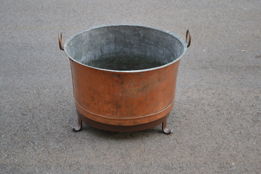 Koppargryta med ställning.