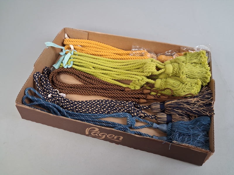 Gardinomtag, Tazzels.