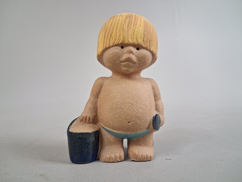 LISA LARSON. Figurin. "Väst", ur serien All Världens barn, Gustavsberg.