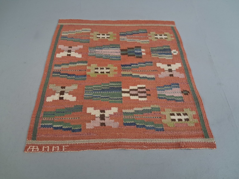 MÄRTA MÅÅS-FJETTERSTRÖM. Vävnad, "Blommor på röd botten", signerad AB MMF.