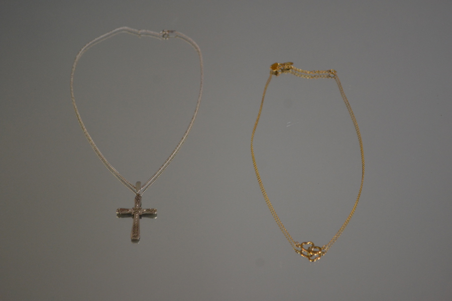 2 Halsband. Ett med kors & markasiter silver & ett förgyllt silver, 8,85gram.