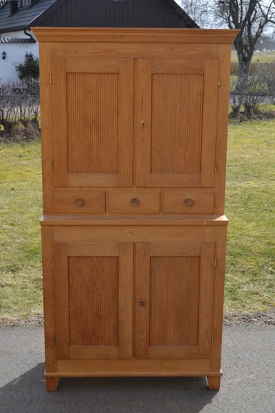 Skåp. Furu, okänt fabrikat.