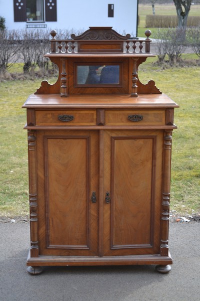 Skänk. Nyrenässans, 1800/1900-talet, renoveringsbehov.