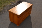 Låg byrå. 4 Lådor, furu.