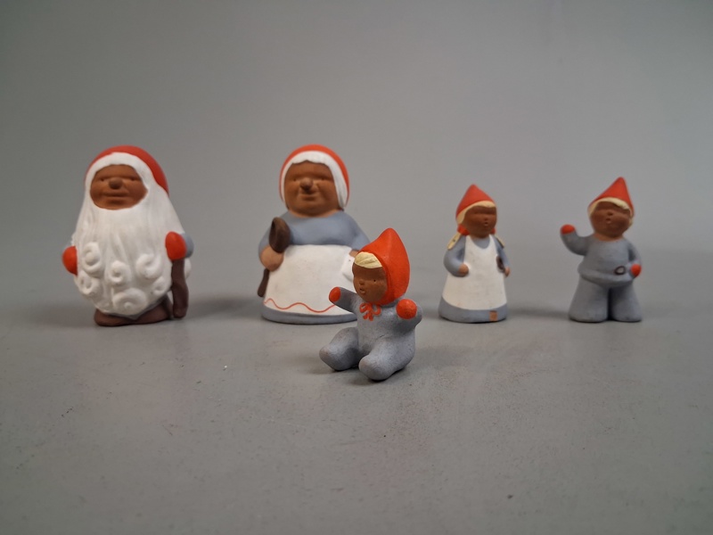 IRMA YOURSTONE. 5 Figuriner. Tomtefamilj. Yourstone keramik.