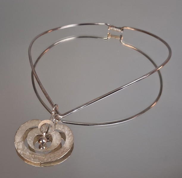TAPIO WIRKKALA. Halsband, "Omena (äpple)", sterlingsilver, 20,7gram, Hopeakeskus.