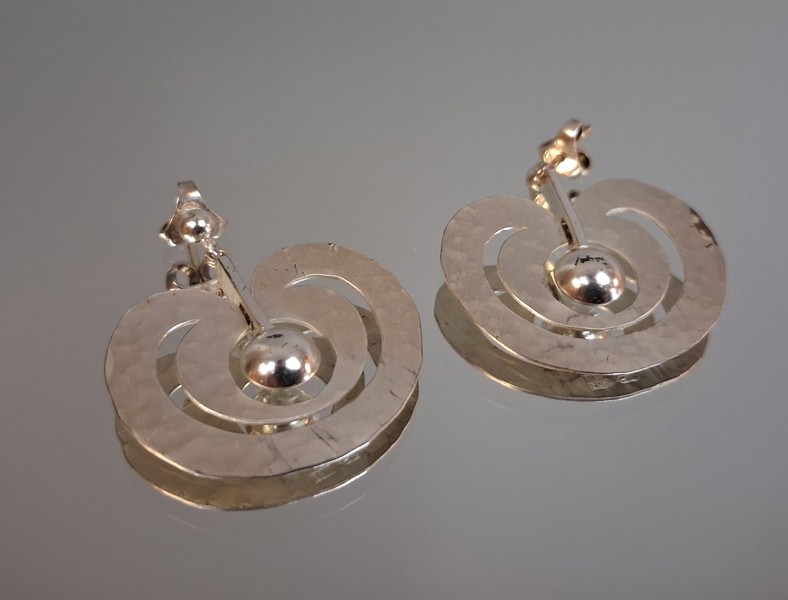 TAPIO WIRKKALA. Öronhänge, ett par, "Omena (äpple)", 7,70gram, Hopeakeskus.