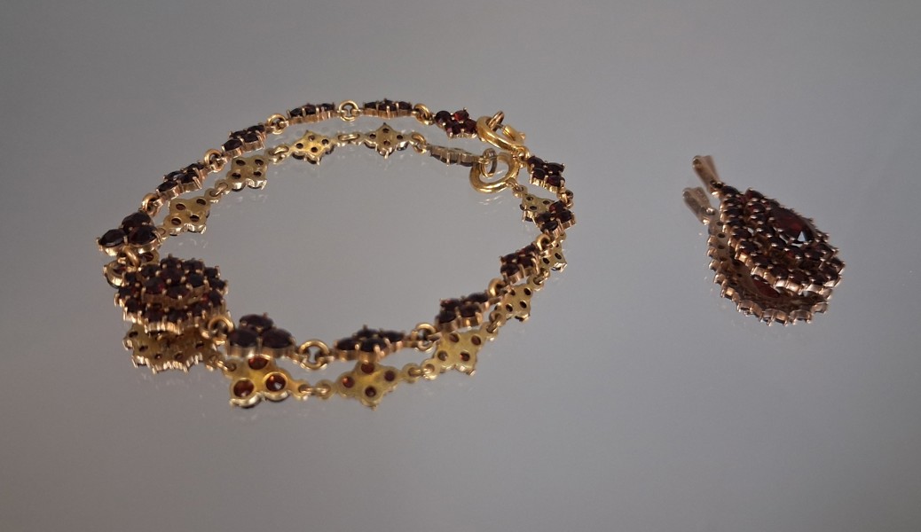 Armband & Hänge med granater.