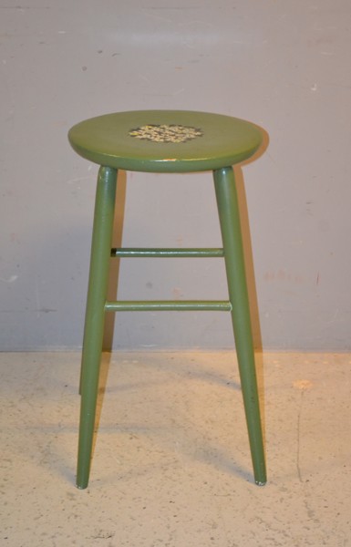 Äldre pall. Bemålat trä.