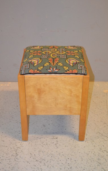 Syskrin / pall med innehåll. 1900-Talet.