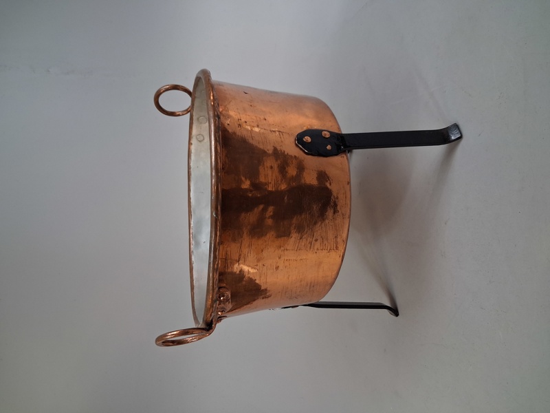 Kopparbalja på ben.