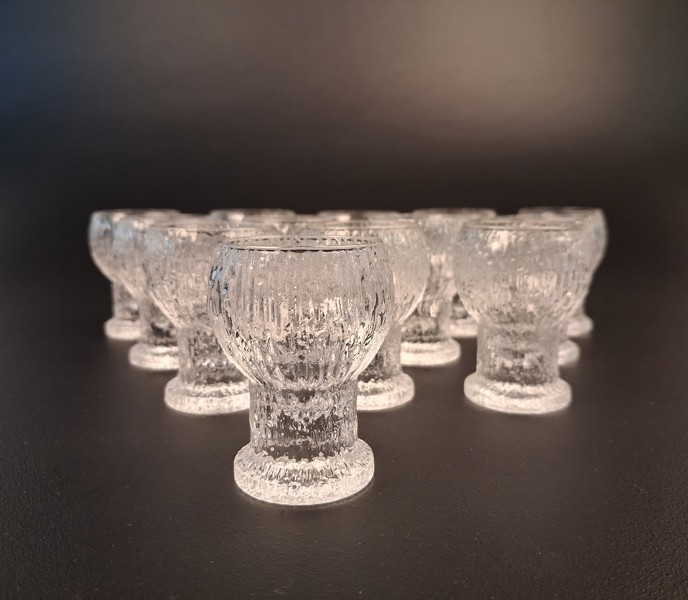 TIMO SARPANEVA. 13 Snapsglas. "Kekkerit", Iittala.