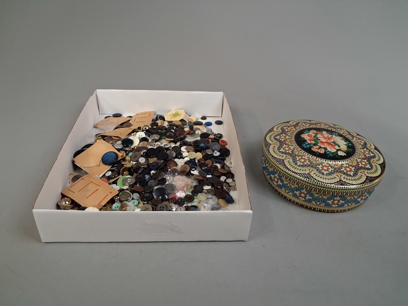 Plåtburk med knappar.