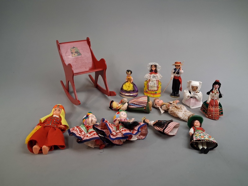 Diverse samlardockor. & gungstol.