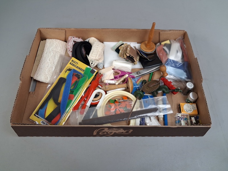 Diverse sytillbehör, spets m.m.