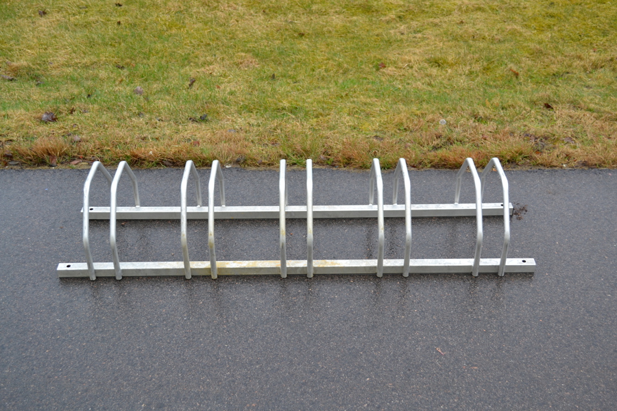 Cykelställ med plats för 5 cyklar.