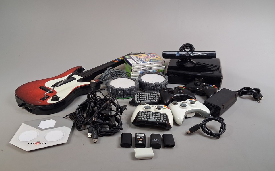 XBOX 360 med tillbehör & spel.
