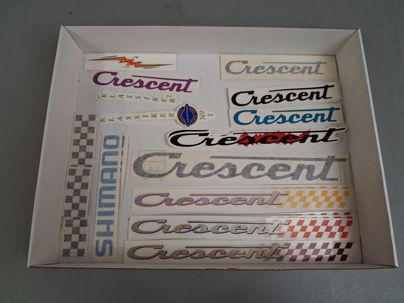 Klistermärke. Mestadels Crescent.