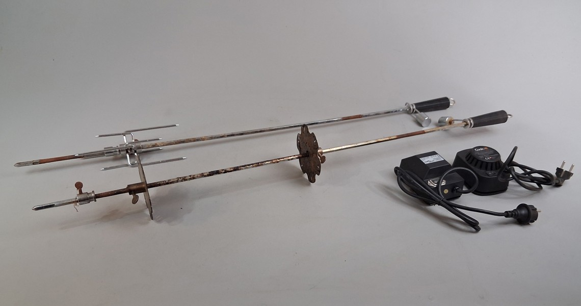 2 Rejäla grillspett med motorer.