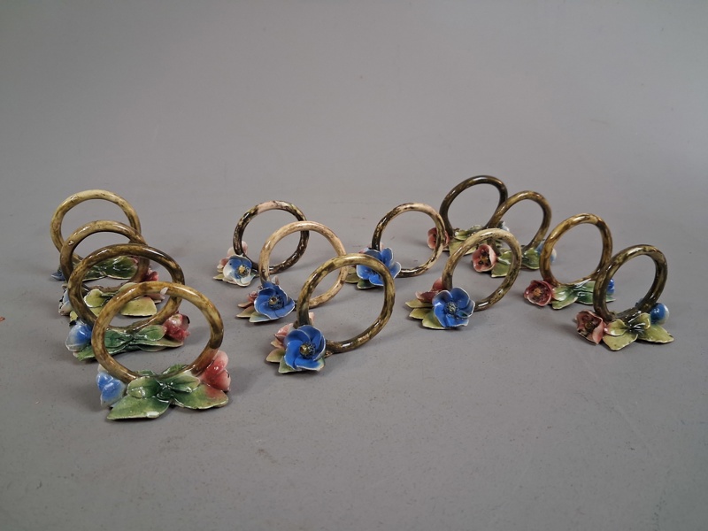 13 Servettringar. Keramik, Italien.