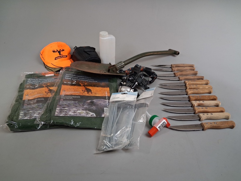 Diverse. Bl.a Viltsäckar, tältpinnar m.m.
