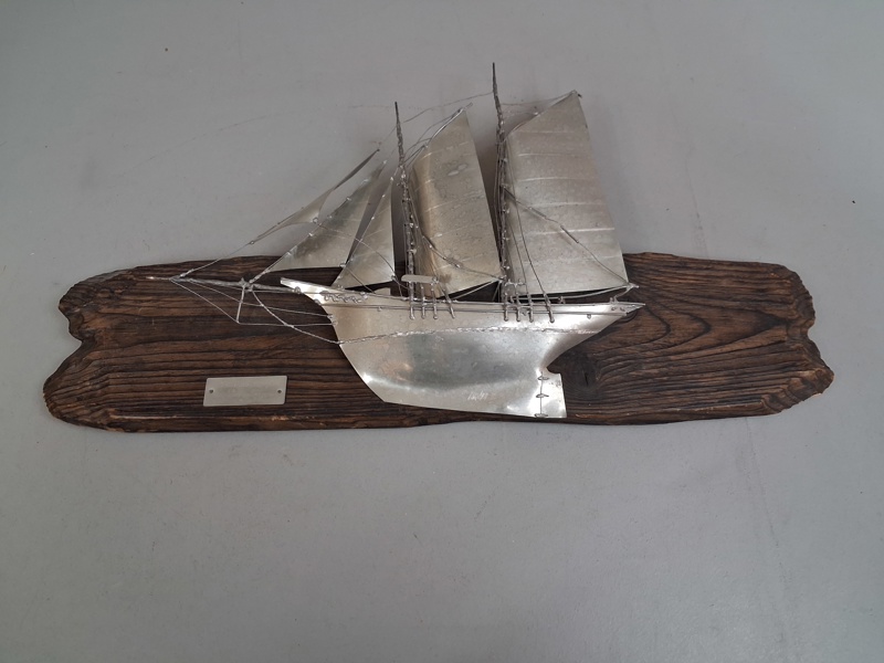 URBAN STRÖM. Väggskulptur, väggrelief. "Skonare", Signerad & daterad -90. Tenn monterat på träplatta.