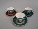 GUNVOR OLIN-GRÖNQVIST. 3 Tekoppar med fat, "Morsdagskoppar", Arabia, 1977-1979.
