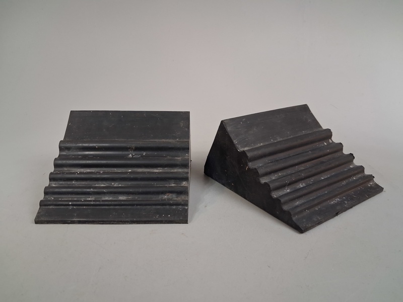 2 Stoppklossar. Gummi.