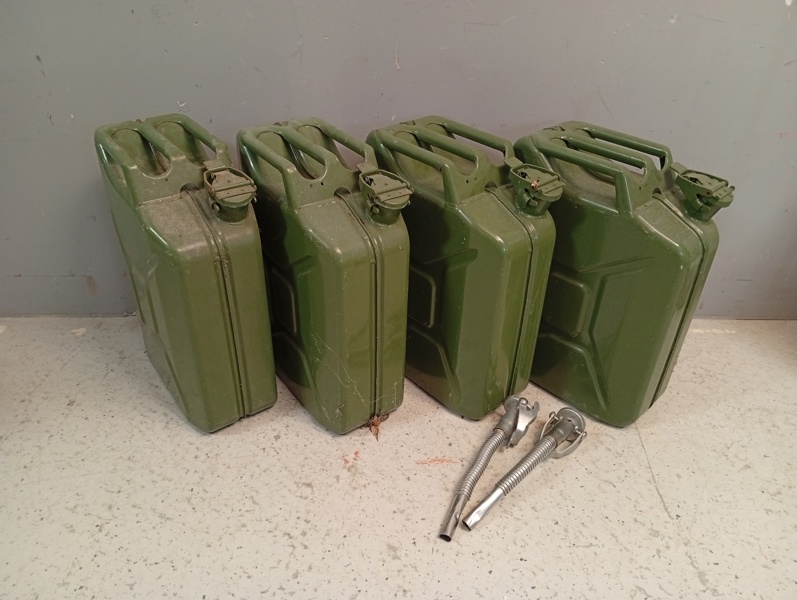 4 Bränsledunkar/Jeepdunkar.