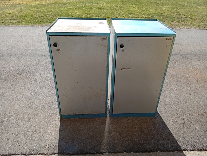 2 Plåtskåp, Stålinredning.