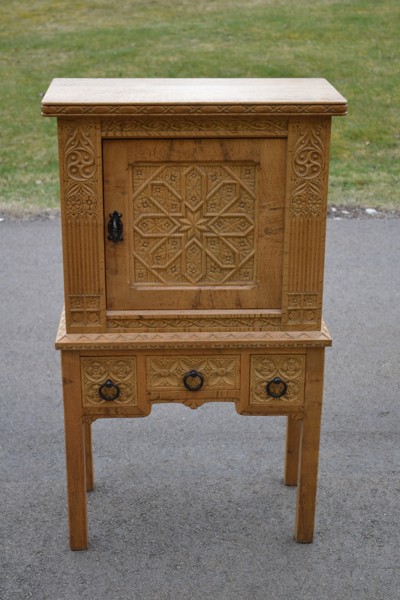 OTTO ØSTBJERG. Skåp, Ek, Odense, Danmark, rikligt utskuren dekor, 1900-talets första hälft.