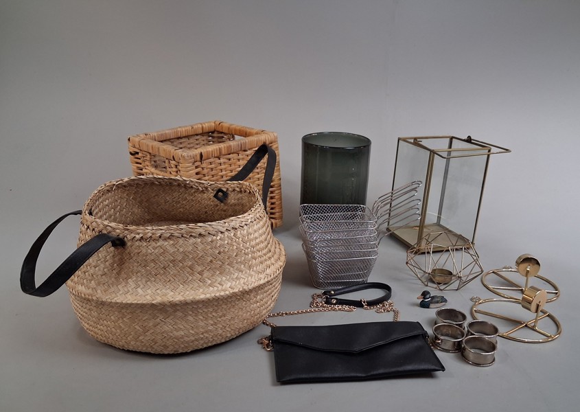 Diverse. Bl.a Lykta, korgar.