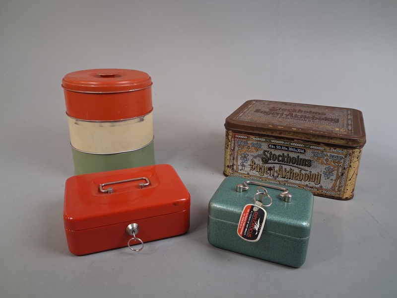 2 Plåtburkar & 2 Kassaskrin.