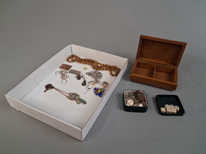 Diverse Bijouterier, mynt m.m.