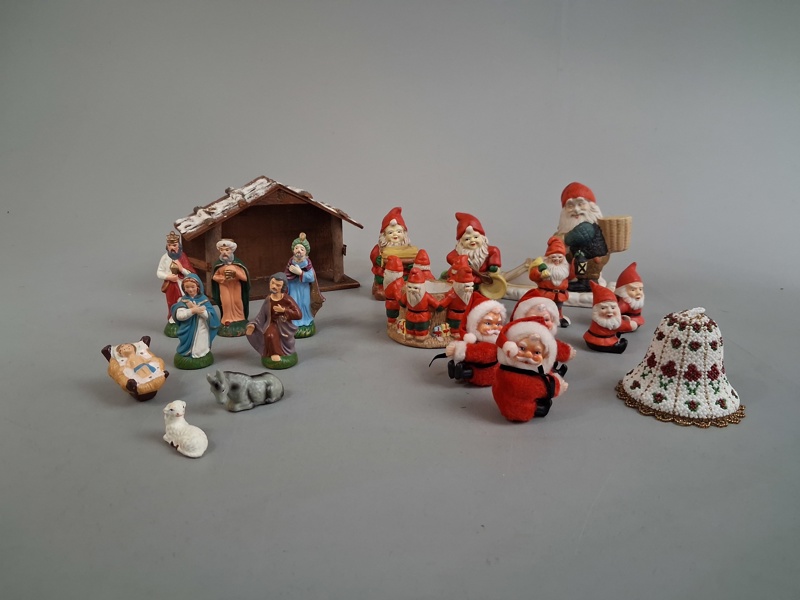 Diverse Julpynt. Bl.a Julkrubba.