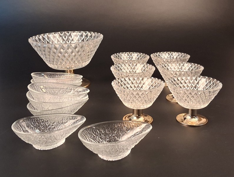 Skålar i pressglas med plastfot & 8 andra dessertskålar i glas.