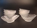 Skålar i pressglas med plastfot & 8 andra dessertskålar i glas.