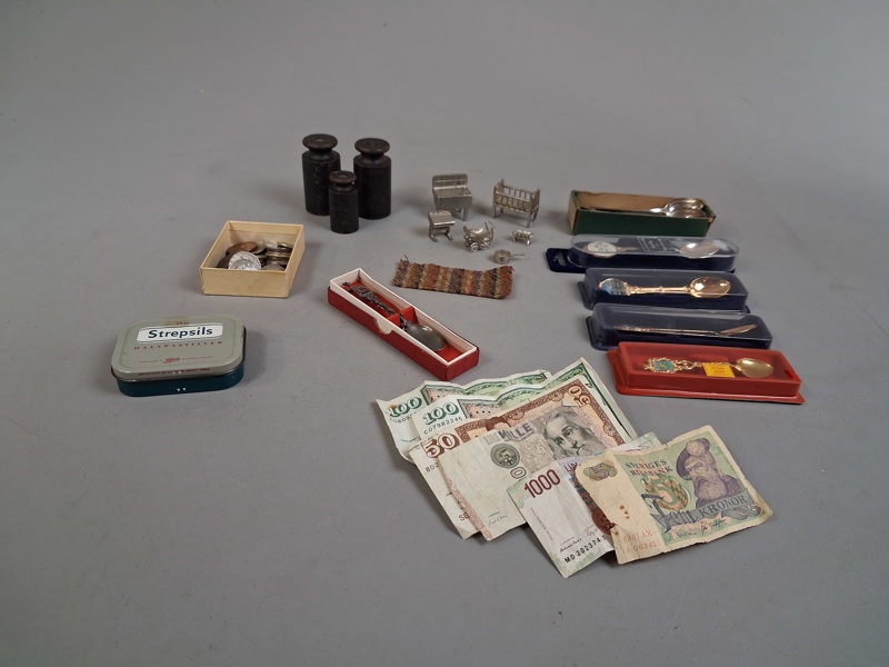 Diverse. Bl.a Mynt, Sedlar, Tyngder & skedar m.m.