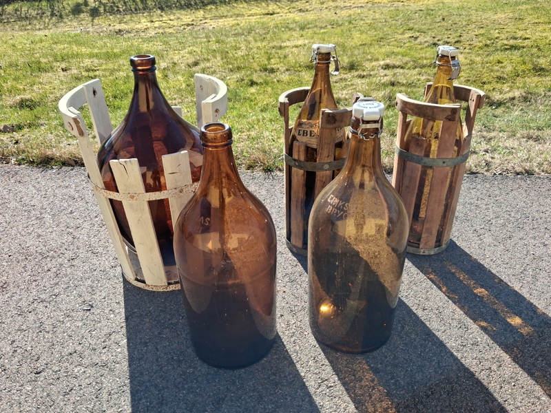Äldre dryckesflaskor.