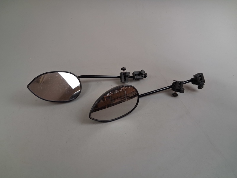 Husvagns speglar. Milen Co 2000.