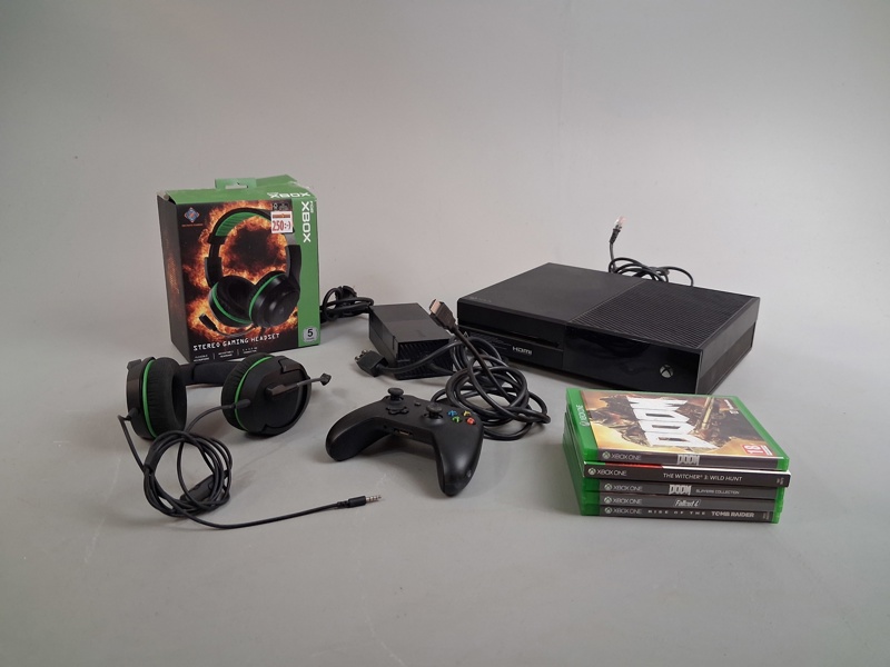 XBOX ONE med tillbehör & spel.