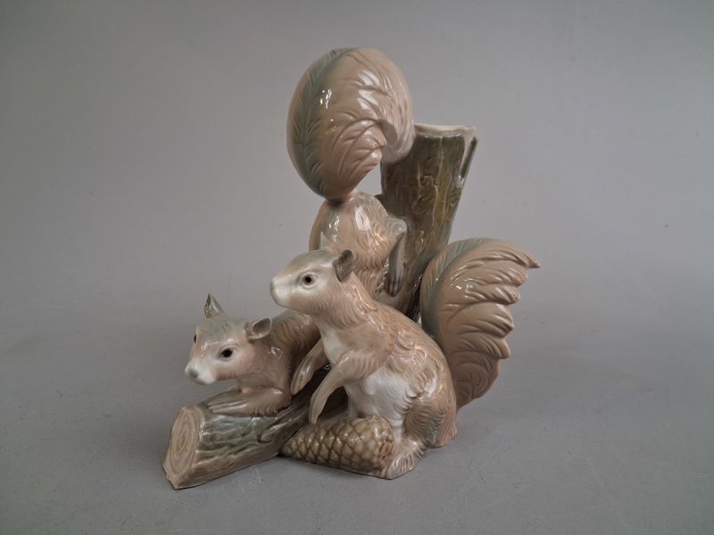 Figurin med vas. Ekorrar, Zaphir.