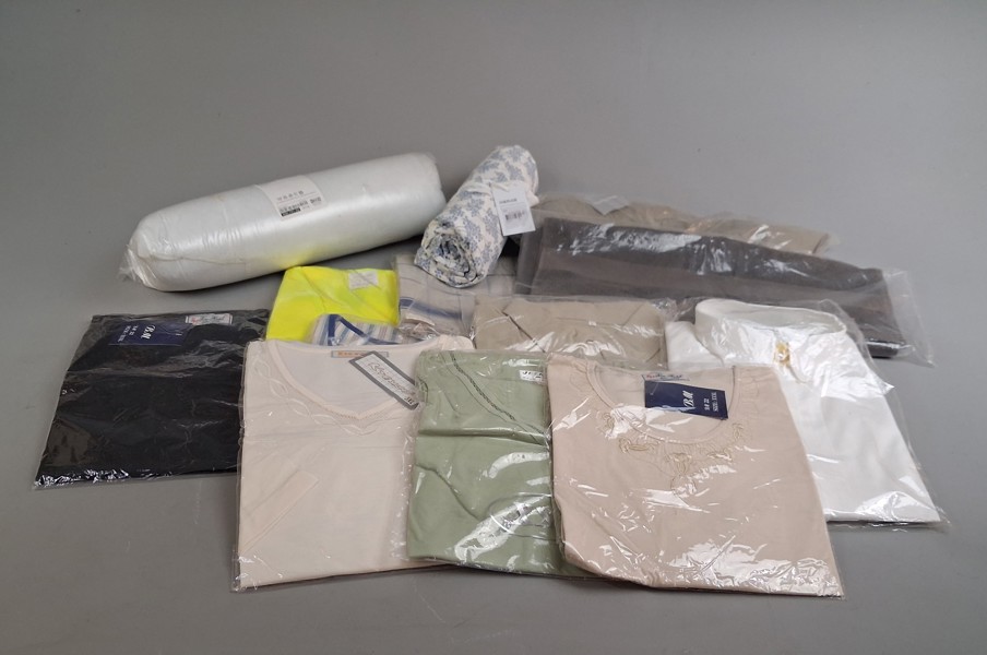 Diverse textil. Kläder. Obrutna förpackningar.