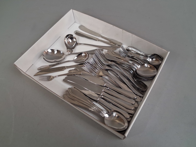 Bestick. H.M.Ö (H.M. Österberg) 79 delar.