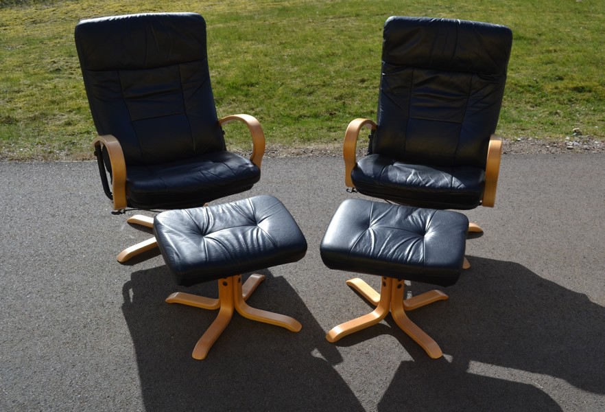 2 Fåtöljer med fotpallar. Samtida, konstskinn.