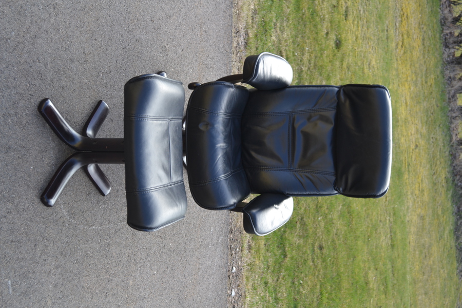 Fåtölj med fotpall. Skinn, Comfort of Norway.