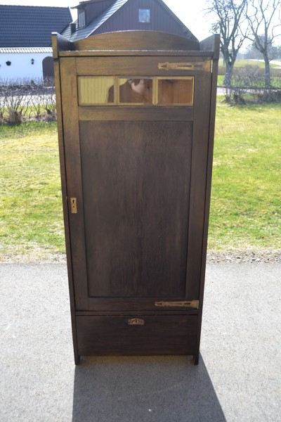 Klädskåp. Ek, 1900-talets första hälft, ommålat.