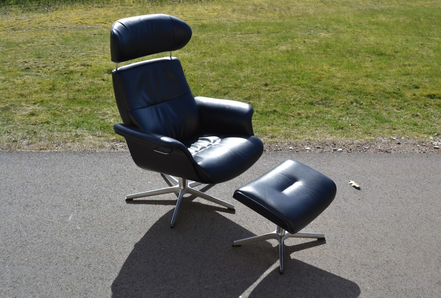 JAHN AAMODT. Fåtölj med fotpall, "Timeout chair", skinn, Conform, 2000-talet.